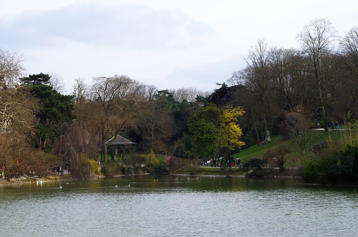 Lac du parc Montsouris bordé d'arbres, à Paris